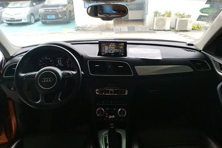 Used Audi Q3 2015 35 TFSI Comfort Model Center Console