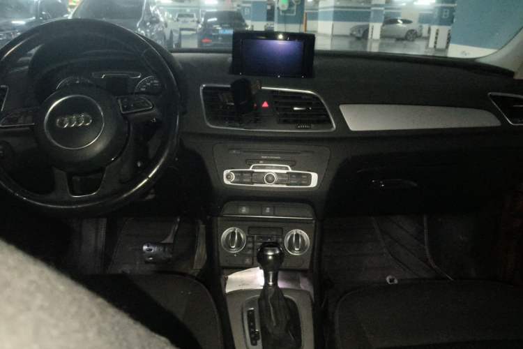 Used Audi Q3 2015 30 TFSI Ambition Edition Center Console