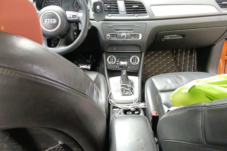 Used Audi Q3 2015 30 TFSI Comfort Model Center Console