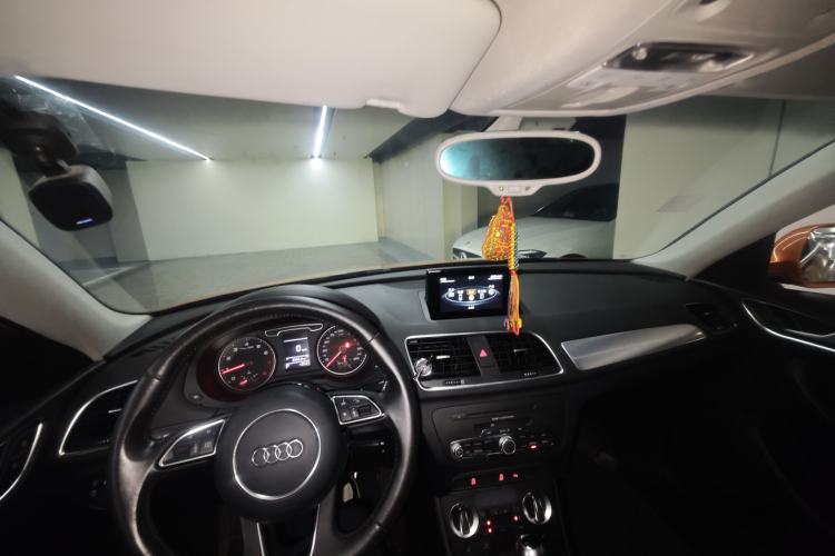 Used Audi Q3 2015 35 TFSI Comfort Model Center Console