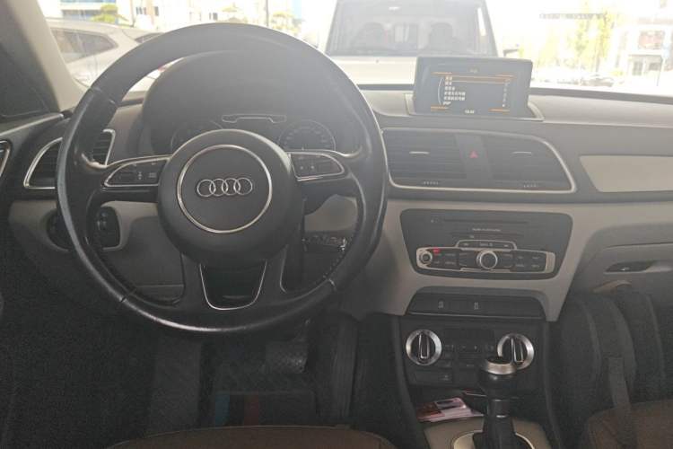 Used Audi Q3 2015 30 TFSI Ambition Edition Center Console