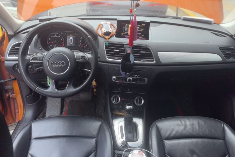 Used Audi Q3 2015 35 TFSI Comfort Model Center Console
