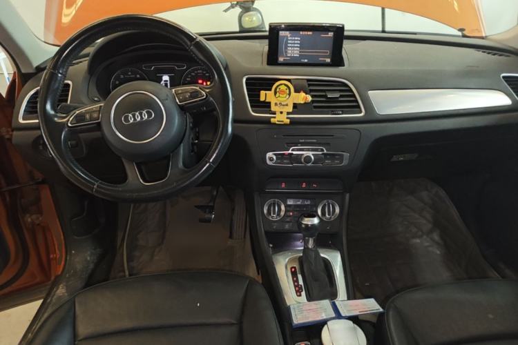 Used Audi Q3 2015 35 TFSI Comfort Model Center Console