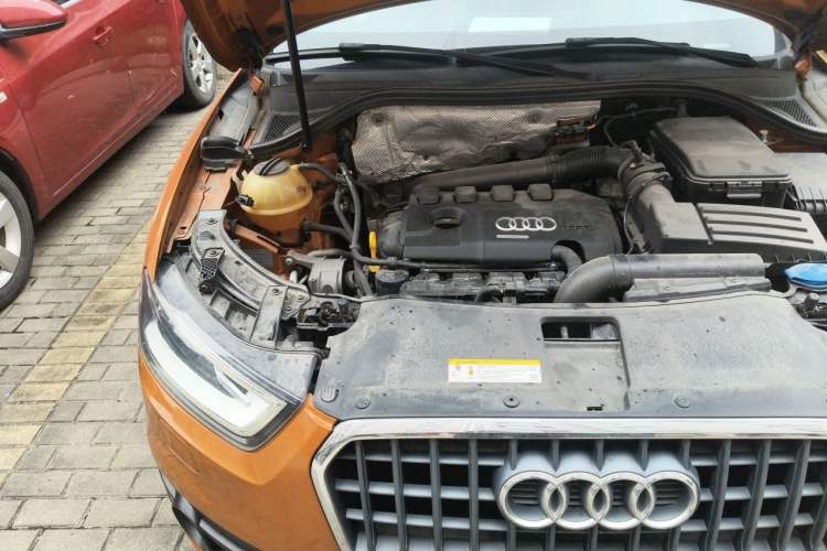 Used Audi Q3 2015 35 TFSI Comfort Model Engine Bay Right