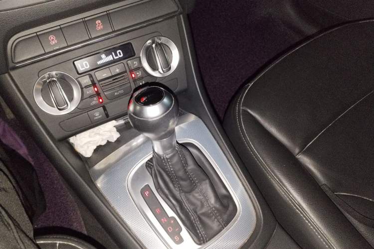 Used Audi Q3 2015 30 TFSI Comfort Model Gear Lever