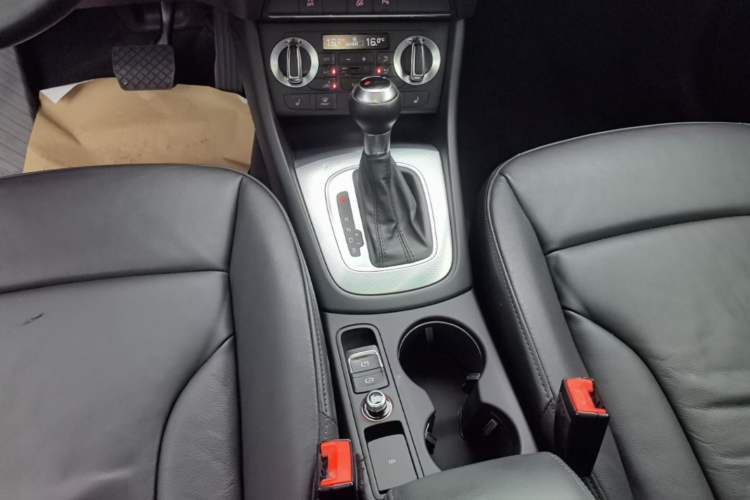Used Audi Q3 2015 35 TFSI Comfort Model Gear Lever
