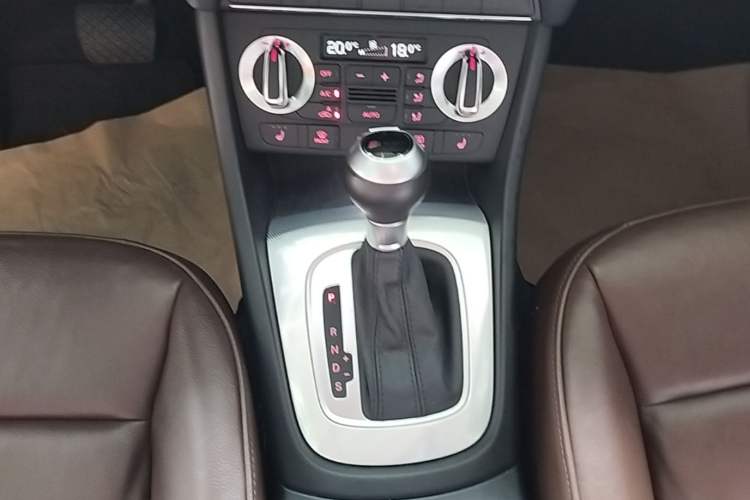 Used Audi Q3 2015 35 TFSI Comfort Model Gear Lever