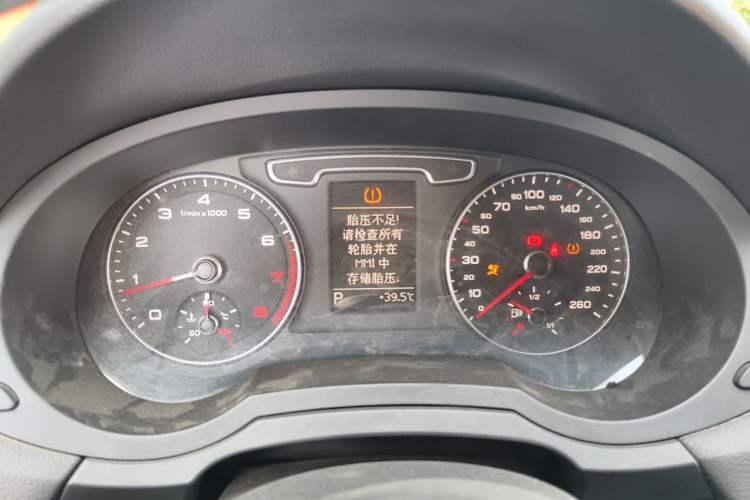 Used Audi Q3 2015 35 TFSI Comfort Model Odometer Close Up