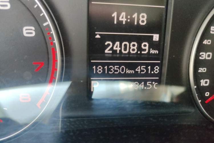 Used Audi Q3 2015 35 TFSI Comfort Model Odometer Close Up