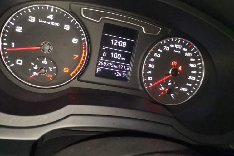 Used Audi Q3 2015 35 TFSI Ambition Edition Odometer Close Up