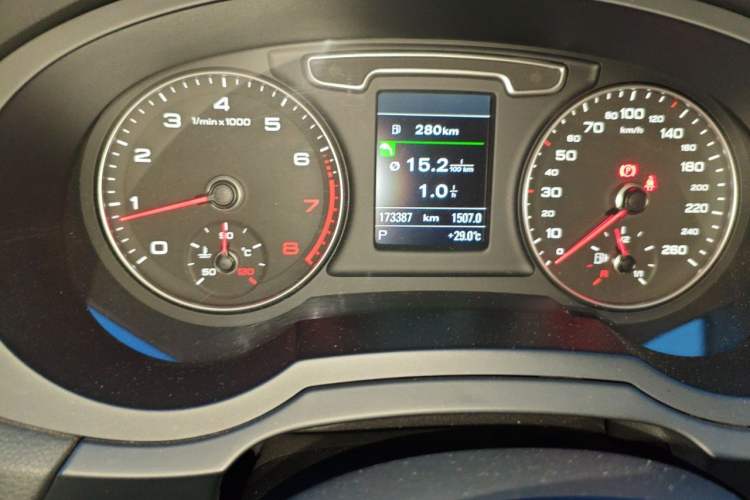 Used Audi Q3 2015 35 TFSI quattro Technology Edition Odometer Close Up