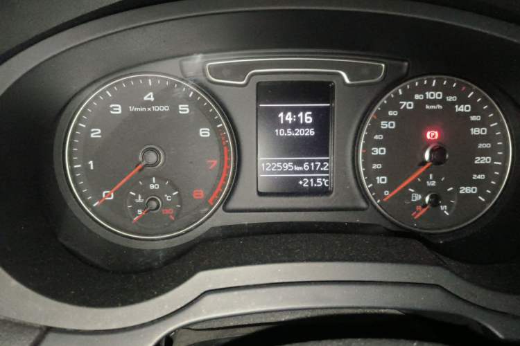 Used Audi Q3 2015 30 TFSI Ambition Edition Odometer Close Up