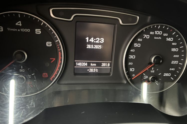 Used Audi Q3 2015 35 TFSI Comfort Model Odometer Close Up