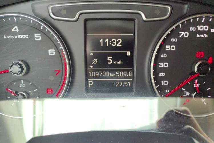 Used Audi Q3 2015 35 TFSI Comfort Model Odometer Close Up