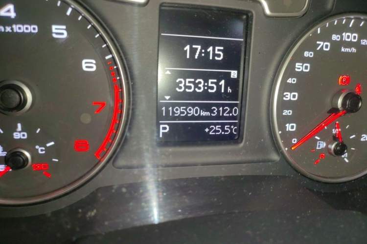 Used Audi Q3 2015 30 TFSI Comfort Model Odometer Close Up