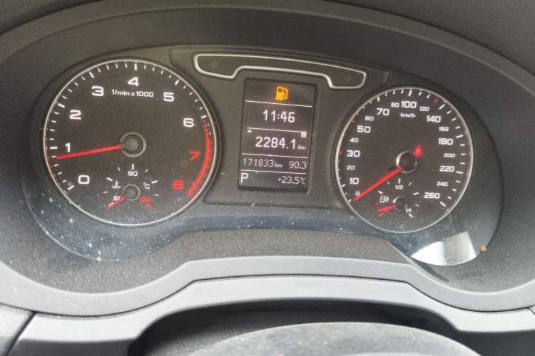 Used Audi Q3 2015 35 TFSI Comfort Model Odometer Close Up