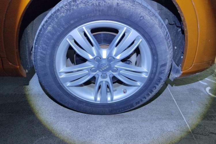 Used Audi Q3 2015 30 TFSI Comfort Model Right Front Wheel Hub