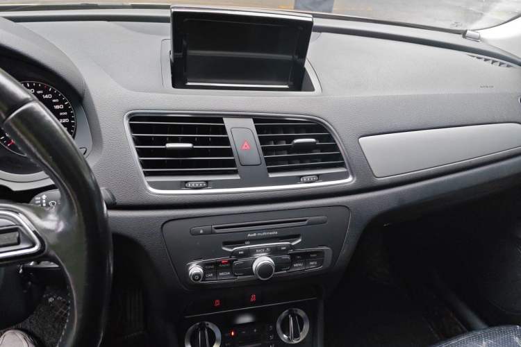 Used Audi Q3 2015 30 TFSI Ambition Edition Audio And AC Panel