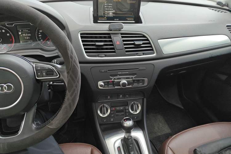 Used Audi Q3 2015 35 TFSI Comfort Model Audio And AC Panel