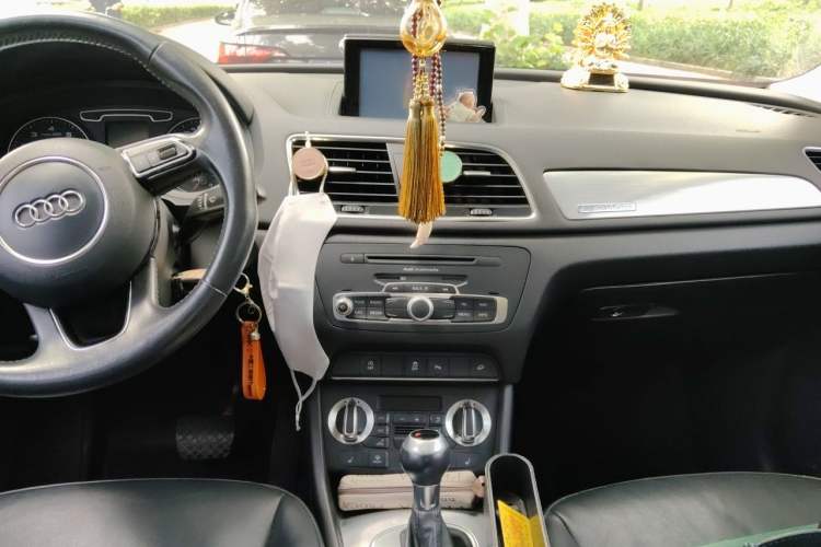 Used Audi Q3 2015 35 TFSI quattro Technology Edition Audio And AC Panel