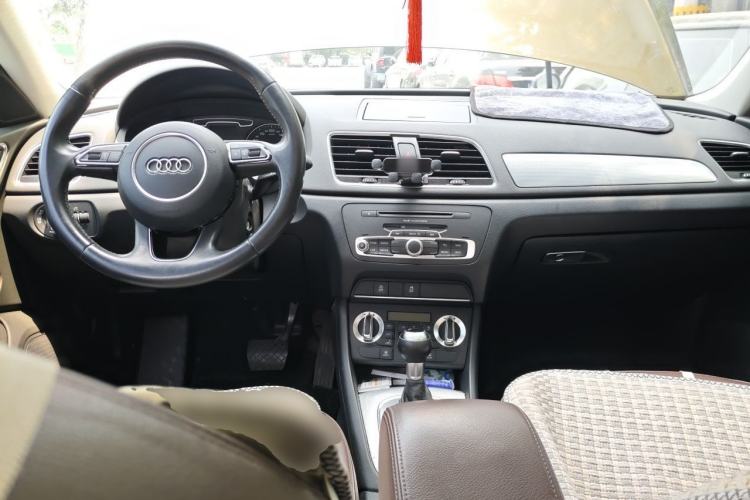 Used Audi Q3 2015 30 TFSI Comfort Model Center Console