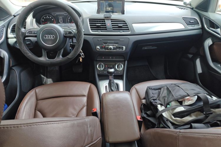Used Audi Q3 2015 35 TFSI Comfort Model Center Console
