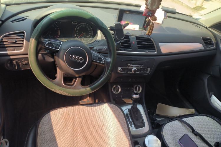 Used Audi Q3 2015 35 TFSI Comfort Model Center Console