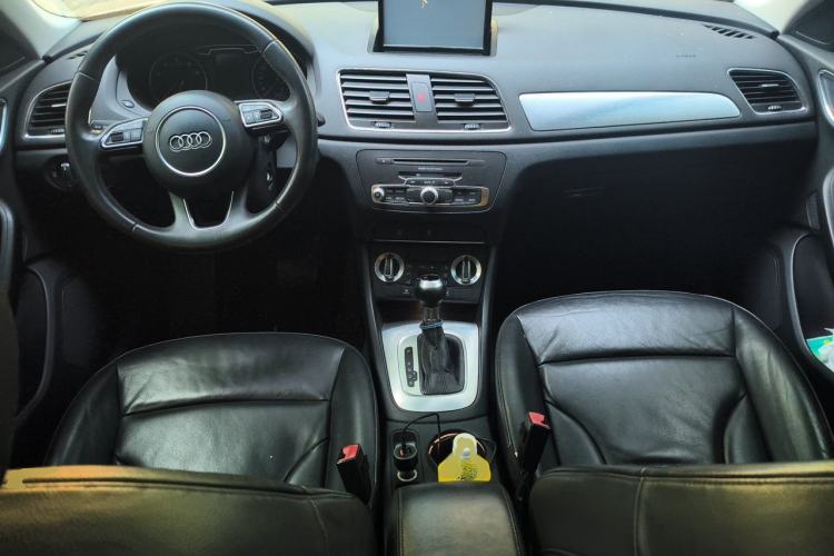 Used Audi Q3 2015 30 TFSI Comfort Model Center Console