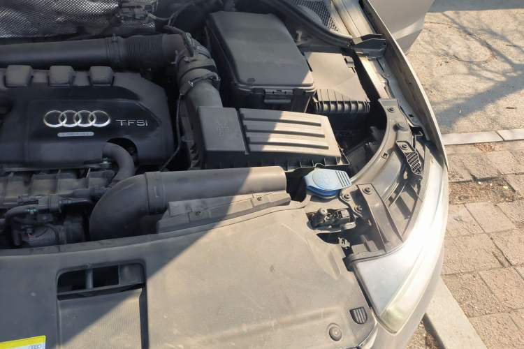 Used Audi Q3 2015 35 TFSI Comfort Model Engine Bay Left