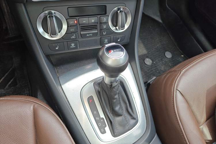 Used Audi Q3 2015 35 TFSI Comfort Model Gear Lever