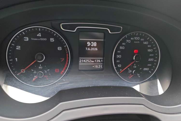 Used Audi Q3 2015 30 TFSI Ambition Edition Odometer Close Up