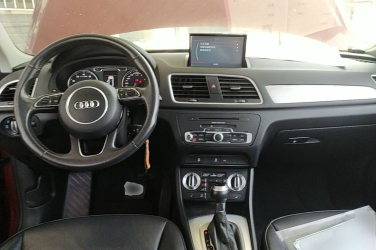 Used Audi Q3 2015 35 TFSI Comfort Model Center Console