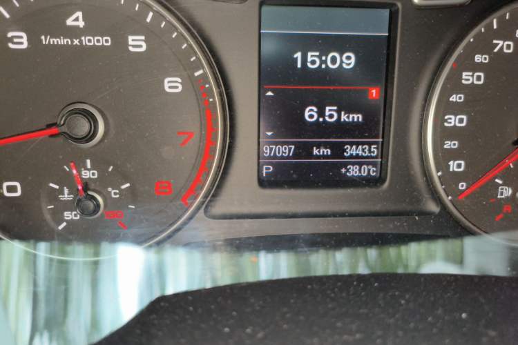 Used Audi Q3 2015 35 TFSI quattro Technology Edition Odometer Close Up