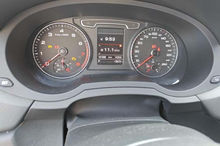 Used Audi Q3 2015 40 TFSI quattro off-road model Odometer Close Up