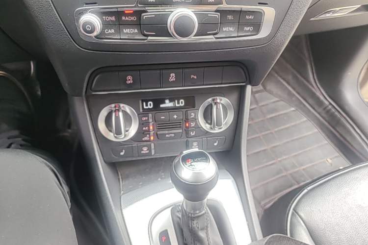 Used Audi Q3 2015 35 TFSI Comfort Model Audio And AC Panel