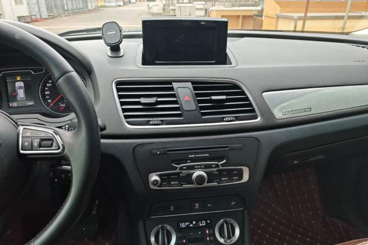 Used Audi Q3 2015 35 TFSI quattro Technology Edition Audio And AC Panel