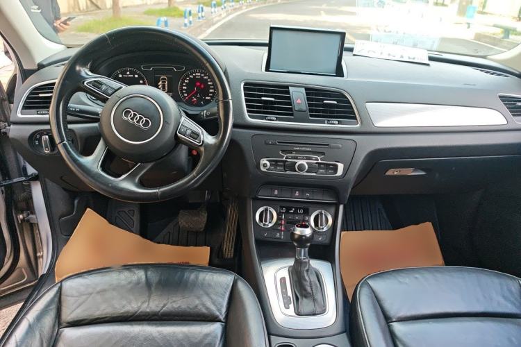 Used Audi Q3 2015 35 TFSI Comfort Model Center Console