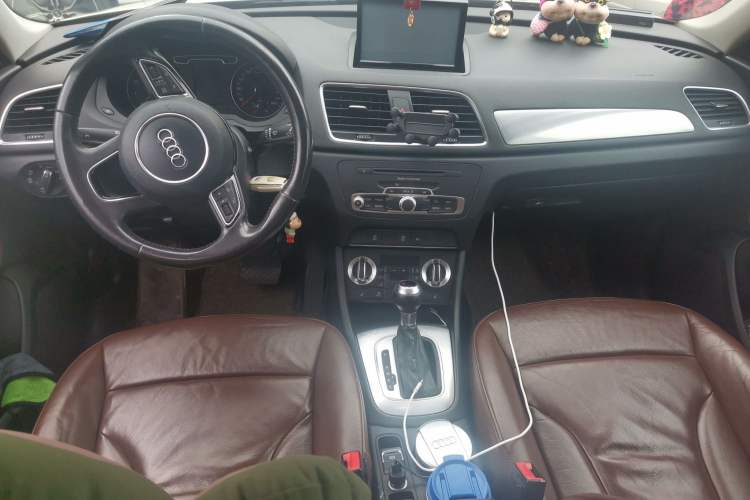 Used Audi Q3 2015 35 TFSI Comfort Model Center Console