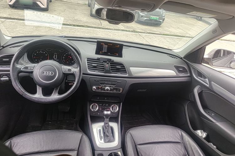 Used Audi Q3 2015 35 TFSI Comfort Model Center Console