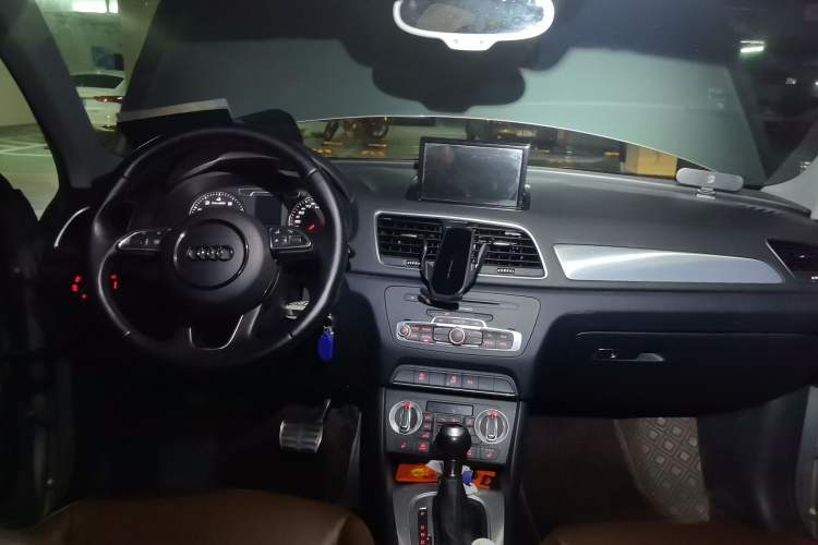 Used Audi Q3 2015 35 TFSI Comfort Model Center Console