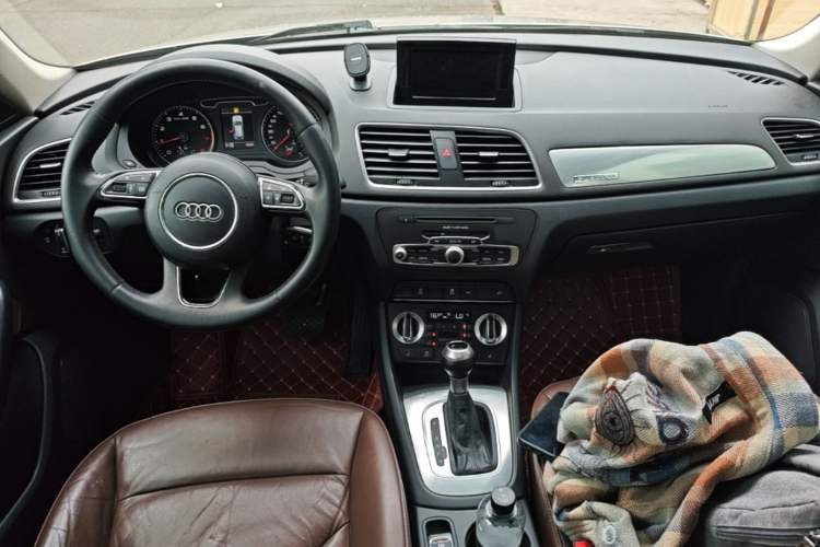 Used Audi Q3 2015 35 TFSI quattro Technology Edition Center Console