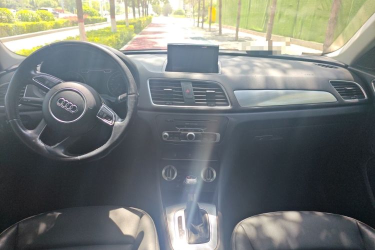Used Audi Q3 2015 30 TFSI Comfort Model Center Console