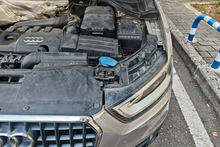 Used Audi Q3 2015 35 TFSI Comfort Model Engine Bay Left