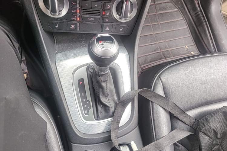 Used Audi Q3 2015 35 TFSI Comfort Model Gear Lever