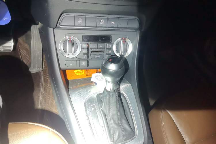 Used Audi Q3 2015 35 TFSI Comfort Model Gear Lever