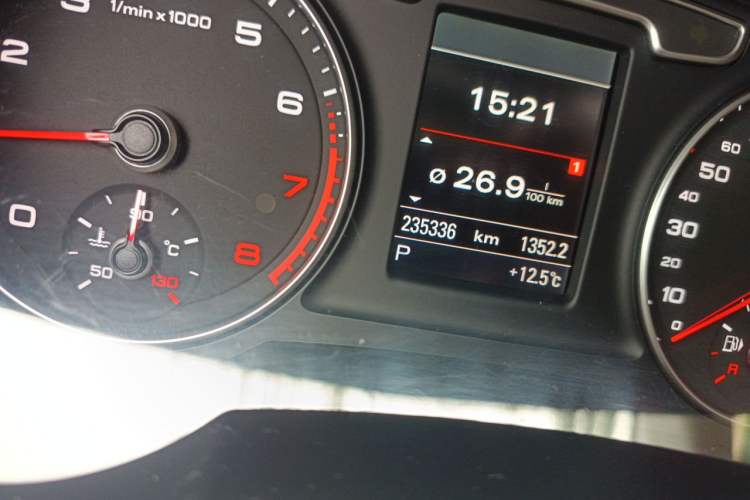 Used Audi Q3 2015 35 TFSI quattro Technology Edition Odometer Close Up