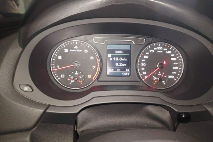 Used Audi Q3 2015 35 TFSI quattro Technology Edition Odometer Close Up