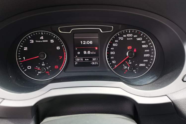 Used Audi Q3 2015 35 TFSI quattro Millionth Anniversary Edition Odometer Close Up
