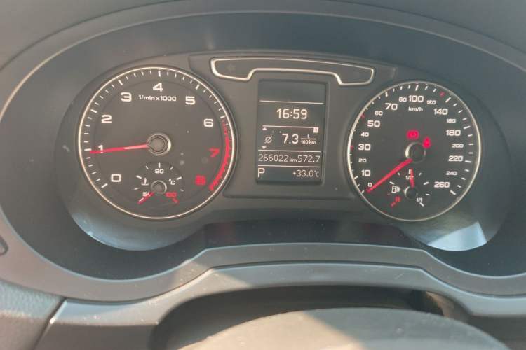 Used Audi Q3 2015 30 TFSI Ambition Edition Odometer Close Up