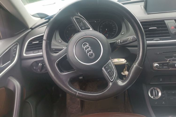 Used Audi Q3 2015 35 TFSI Comfort Model Steering Wheel